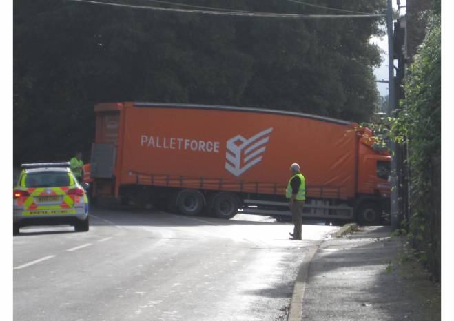 ILMINSTER NEWS: Lorry gets stuck at Bay Hill