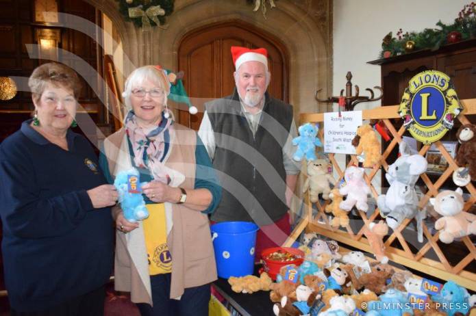 LEISURE: People really do Go Crackers for Christmas at Dillington House Photo 2