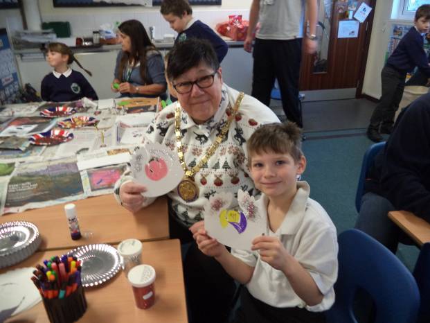 SCHOOL NEWS: Greenfylde pupils get Mayoral help with Christmas decorations