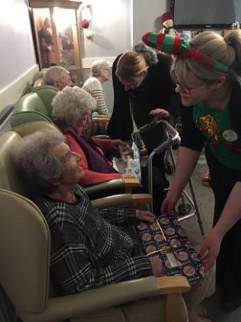 CHRISTMAS 2016: Elves on tour provide some festive cheer Photo 4