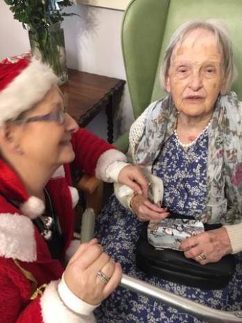 CHRISTMAS 2016: Elves on tour provide some festive cheer Photo 5