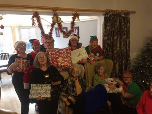 CHRISTMAS 2016: Elves on tour provide some festive cheer Photo 6