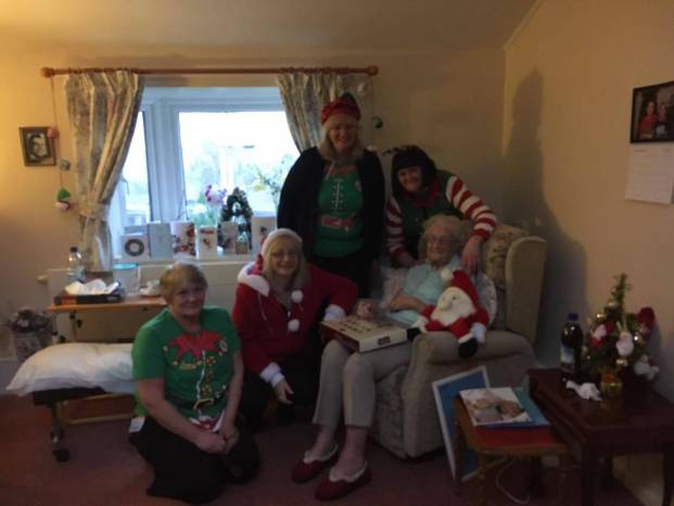 CHRISTMAS 2016: Elves on tour provide some festive cheer Photo 8