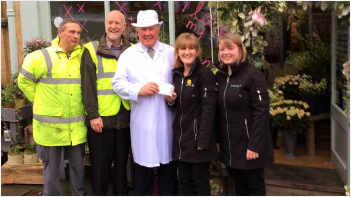 ILMINSTER NEWS: Cottage Flowers help with Christmas Lights funds